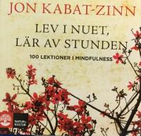 Lev i nuet, l&auml;r av stunden - 100 lektioner i mindfulness : valda citat ur Full catastrophe living