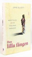 Den lilla f&aring;ngen : ber&auml;ttelsen om en f&ouml;rlorad barndom