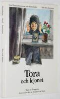 Tora och lejonet. Huset p&aring; Bergsgatan - dom som bor d&auml;r, p&aring; riktigt och p&aring; l&aring;tsas