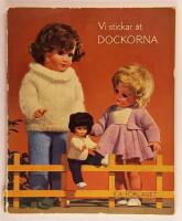 Vi stickar &aring;t dockorna