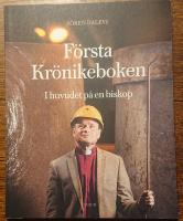 F&ouml;rsta kr&ouml;nikeboken : i huvudet p&aring; en biskop