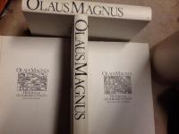Historia om de nordiska folken. F&ouml;rsta - fj&auml;rde delen. Nordiska folken. Derasolika f&ouml;rh&aring;llanden och villkor, pl&auml;gseder, religi&ouml;sa och vidskepliga bruk, f&auml;rdigheter och idrotter,samh&auml;llsskick och lefnadss&auml;tt, krig, byggnader och redskap, grufvor och bergverk, underbara ting samt om n&auml;sta alla djur, som lefva i Norden, och deras natur. Ett verk af v&auml;xlande nneh&aring;ll. Med rikhaltig inneh&aring;llsf&ouml;rteckning. (utg. 1555)