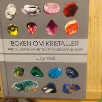 Boken om kristaller: allt du beh&ouml;ver veta om kristallernas kraft