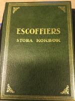 Escoffiers stora kokbok. DEl l, del ll. Bearbetad f&ouml;r svenska f&ouml;rh&aring;llanden av intendenten Arvid Sw&auml;rd samt k&ouml;ksm&auml;stare Carl Hansen och Holger Hansen, Diners de Paris, Stockholm. Bearbetningen granskad av M.Henri Allard K&ouml;ksm&auml;stare p&aring; Operak&auml;llaren, Stockholm. Bibliofilupplaga