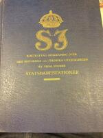 SJ. Kortfattad beskrivning &ouml;ver den historiska och tekniska utvecklingen av vissa st&ouml;rre Statsbanestationer. ( Boden, Bolln&auml;s, Esl&ouml;v, Falk&ouml;ping, Hallsberg, H&auml;ssleholm, Kristinehamn, Krylbo, Lund, Norrk&ouml;ping, N&auml;ssj&ouml;, Sundsvall, S&ouml;dert&auml;lje, Uppsala, &Aring;nge, &Ouml;rebro, &Ouml;stersund) 