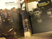 Och himlen d&auml;rovan. Under the shifting skiss. 2 delar (1,2) liggande i fin kassett med ett tidningsklipp och recension 