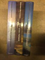 Donaldson/Kr&ouml;nikorna om Thomas Covenant, Den klentrogne. Tre band: Det sargade landet, Det enda tr&auml;det, Det vita guldets herre. (Inplastade och nya)