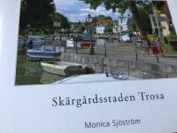 Sk&auml;rg&aring;rdsstaden Trosa : [en vandri[n]g i staden under &aring;rets skiftande dagar]