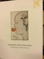 Andarna &auml;r glada idag. Denna bok &auml;r en jordisk manifestation av den eviga v&auml;nskapen mellan konstn&auml;ren Hans Wigert och poeten Thomas Tidholm sj&auml;lsfr&auml;nder sedan 40 &aring;r. 