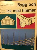 Bygg och lek med timmer. En praktisk handledning i konsten att f&auml;lla tr&auml;d, timra hus,bygga g&auml;rdsg&aring;rd och l&auml;gga sp&aring;ntak.