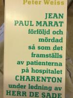 Jean Paul Marat f&ouml;rf&ouml;ljd och m&ouml;rdad s&aring; som det framst&auml;lls av patienterna p&aring; hospitalet Charenton under ledning av Herr De Sade