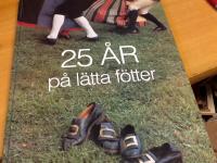 25 &aring;r p&aring; l&auml;tta f&ouml;tter. Boken om H&auml;lsingehambon