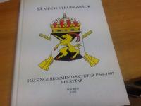 S&aring; minns vi Kungsb&auml;ck.  H&auml;lsinge regementes chefer 1868-1967 ber&auml;ttar. Bocken &aring;rsbok 1998
