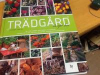 Tr&auml;dg&aring;rd . S&aring; g&ouml;r du. Allt om jorden, &aring;rstiderna, plantering, v&auml;xter f&ouml;r olika st&auml;llen, frukttr&auml;d, krukor och gr&auml;smattor