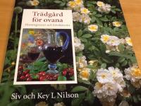 Tr&auml;dg&aring;rd f&ouml;r ovana : Honungsrosor och k&ouml;rsb&auml;rsvin