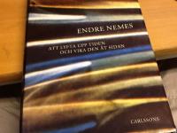 Att lyfta upp tiden och vika den &aring;t sidan