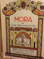 Mora. Med 155 bilder i texten, 1dr&auml;ktbild och 35 uppteckningar av l&aring;tar. Med Dal&auml;lven fr&aring;n k&auml;llorna till havet del l &Ouml;sterdal&auml;lven bok V