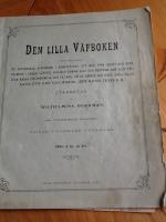 Den lilla v&auml;fboken. Ny patenterad uppfinning i konstv&auml;fnad  att med fyra skaft och fyra trampar  i vanlig v&auml;fstol och med samma solf och rustning som  sl&auml;t v&auml;f, utan n&aring;gra f&ouml;r&auml;ndringar och till&auml;gg, v&auml;fva randig och rutig dr&auml;ll eller duktyg efter flere olika m&ouml;nster, jemte mattor, t&auml;cken m.m. Men litograferade planscher