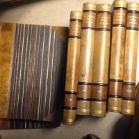 Svenska folksagor 1-7 1:Efter Sven Sederstr&ouml;ms uppteckningar ber&auml;ttade  av Gudrun och J&ouml;ran Sahlgren; ll: Sagor fr&aring;n romantikens daga efter upptecknats original ber&auml;ttade av Sven Liljeblad;.lll: Efter Mickel i L&aring;nghu&ouml;ts uppteckningar ber&auml;ttad av Sven Liljeblad; lV: Efter prosten C.F. Cavallius' uppteckningar ber&auml;ttade av Gudrun och J&ouml;ran Sahlgren; V: Sagor fr&aring;n skildalandskap ur G.O. Hylte'n Cavallius och G.Stephens' samlingar betuttade av Gudrun och J&ouml;ran Sahlgren; Vl:.Sagor och s&auml;gner fr&aring;n N&auml;rke av Gabriel Djurclou ber&auml;ttade av J&ouml;ran Sahlgren, Vll: Sagor fr&aring;n Gotland samlade av Per Arvid S&auml;ve ber&auml;ttade av Gudrun och J&ouml;ran Sahlgren; Sagor samlade fr&aring;n skillingtryck. Ber&auml;ttad av J&ouml;rel och J&ouml;ran Sahlgren. 8 band illustrationer av Einar Norelius och Bertil Bull Hedlund