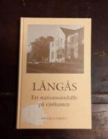 L&aring;ng&aring;s: Ett stationssamh&auml;lle p&aring; v&auml;stkusten