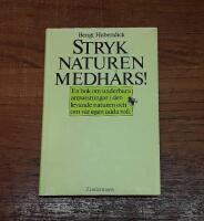 Stryk naturen medh&aring;rs! En bok om underbara anpassningar i den levande naturen och om v&aring;r egen udda roll