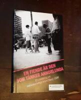 En fiende &auml;r den som t&auml;nker annorlunda: En utst&auml;llning om Statss&auml;kerhetstj&auml;nsten (Stasi) i DDR