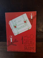 140 Nya Julklappsrim samt en m&auml;ngd Julklappsf&ouml;rslag till Honom, Henne, Farmor, Barn, Mormor, Morfar, den Husliga, de Nygifta, Hembitr&auml;det, Ungkarlen m. fl., dessutom Nya Gl&ouml;ggvisor och moderniserade samt gamla texter till de vanligaste Juldanserna m. m.