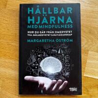 H&aring;llbar hj&auml;rna med mindfulness : hur du g&aring;r fr&aring;n omedvetet till m&aring;lmedvetet sj&auml;lvledarskap