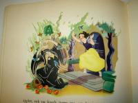 Walt Disney&acute;s Sn&ouml;vit och de sju dv&auml;rgarna efter Grimms sagor