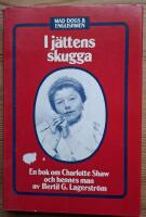 I j&auml;ttens skugga. En bok Charlotte Shaw och hennes man.