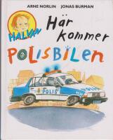 H&auml;r kommer polisbilen
