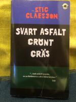 Svart asfalt gr&ouml;nt gr&auml;s