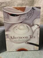Afternoon tea - scones, muffins, sandwiches, lemon cake, hemgjord marmelad och v&auml;rldens godaste te