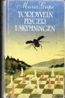 Tordyveln flyger i skymningen