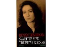 Svart te med tre bitar socker