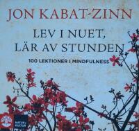 Lev i nuet, l&auml;r av stunden. 100 lektioner i mindfulness