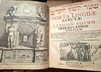 M. Pauli Martini Alberti, V.D.Ministri Norimberg. שער לשון הקדש sive Porta linguae sanctae, h. e. lexicon novum hebraeo-latino-biblicum; praeter vocabulorum difficiliorum analysin, etymologiae investigationem, nominum propriorum significationem,particularum evolutionem, simul[en grec] [Zoologian,lithologian, eidôlographiam] & alia ad personas resque sacras, itemque ad tempora & festa, necnon ad mensuras, pondera & monetas & reliqua ad antiquitatem Hebraeorum spectantia clarè & distincte exhibens, ut sic omnibus, cumprimis proprio marte linguam hebraeam addiscere cupientibus, cujuscumque sint facultatis, summo usui esse possit. In quorum gratiam adjecti quoq[ue] sunt indices locorum Scripturae S. Nominum propriorum ac rerum, it. vocabulorum locupletissimi.