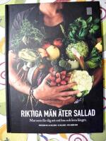 Riktiga m&auml;n &auml;ter sallad : mat som f&aring;r dig att m&aring; bra och leva l&auml;ngre