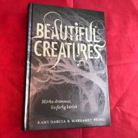 Beautiful Creatures Bok 1, M&ouml;rka dr&ouml;mmar, livsfarlig k&auml;rlek