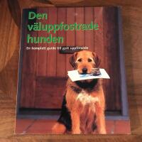 Den v&auml;luppfostrade hunden - fr&aring;n umg&auml;nge med katter till vistelse p&aring; hotell : en komplett guide till gott uppf&ouml;rande