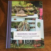 Dekorera vackert :  med kransar, buketter och dukningsdetaljer