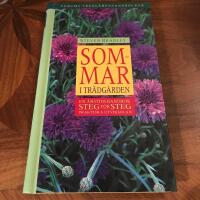 Sommar i tr&auml;dg&aring;rden