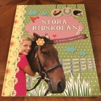 Stora ridskolan : allt om h&auml;star, ridning och sk&ouml;tsel