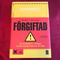 F&ouml;rgiftad : om kemikalierna i vardagen och det dolda hotet mot v&aring;r h&auml;lsa