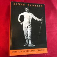 Min son f&auml;ktas mot v&auml;rlden