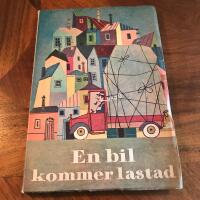 EN BIL KOMMER LASTAD