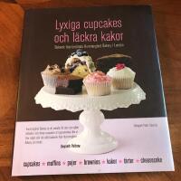 Lyxiga cupcakes och l&auml;ckra kakor : bakverk fr&aring;n ber&ouml;mda Hummingbird Bakery