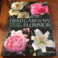Tr&auml;dg&aring;rdens blommor : fr&aring;n v&aring;r till vinter