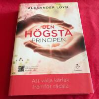 Den h&ouml;gsta principen : att v&auml;lja k&auml;rlek framf&ouml;r r&auml;dsla