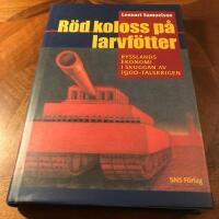 R&ouml;d koloss p&aring; larvf&ouml;tter : Rysslands ekonomi i skuggan av 1900-talskrigen
